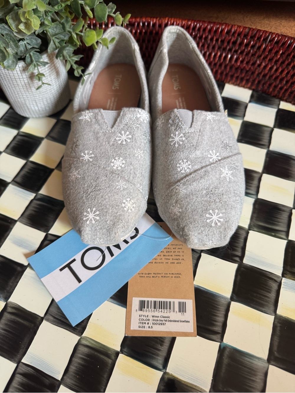 TOMS Women Classic Snowflake Embroidered Slip-Ons in Light Gray